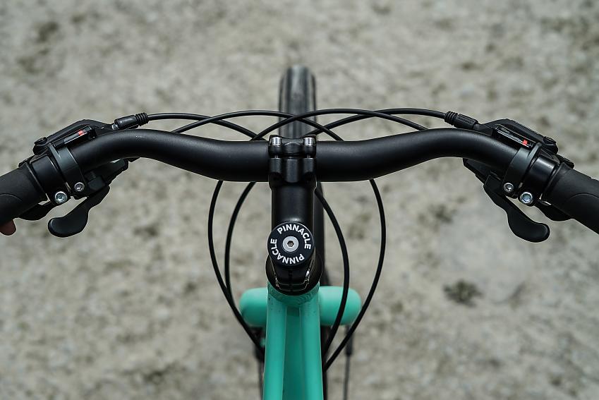 A more backswept handlebar gives the Pinnacle a relaxed riding position that compliments its wide tyres
