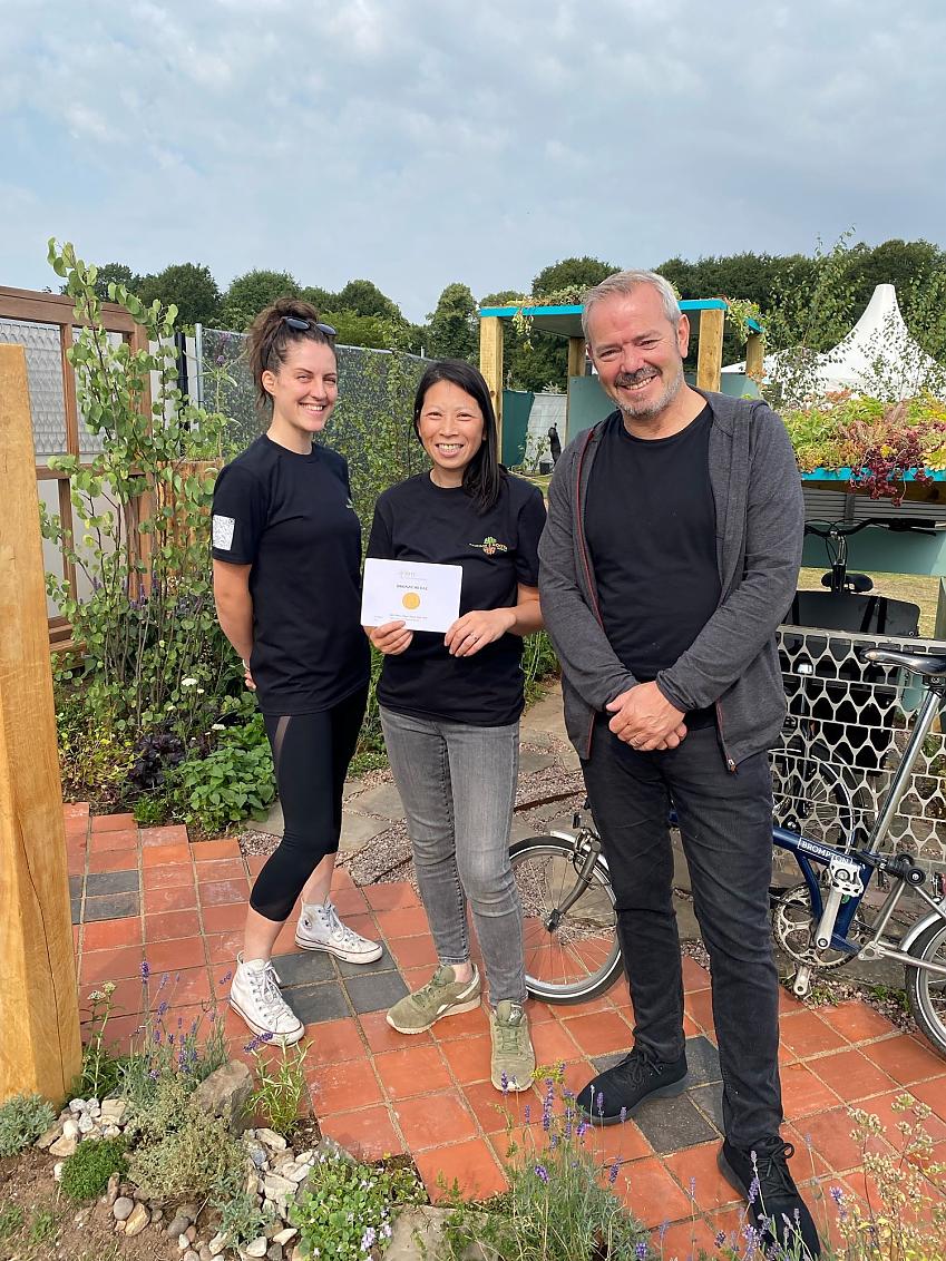 Garden designer Christine Leung (centre) receives her bronze award from an RHS staff member (left) and Simon O’Brien (right); photo by Julie Skelton