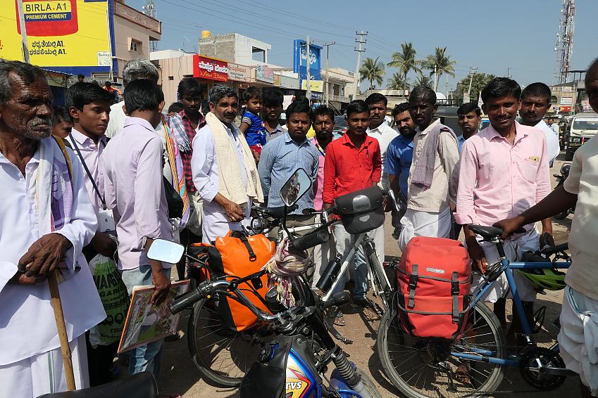 Steve's bike attracts a crowd in India 