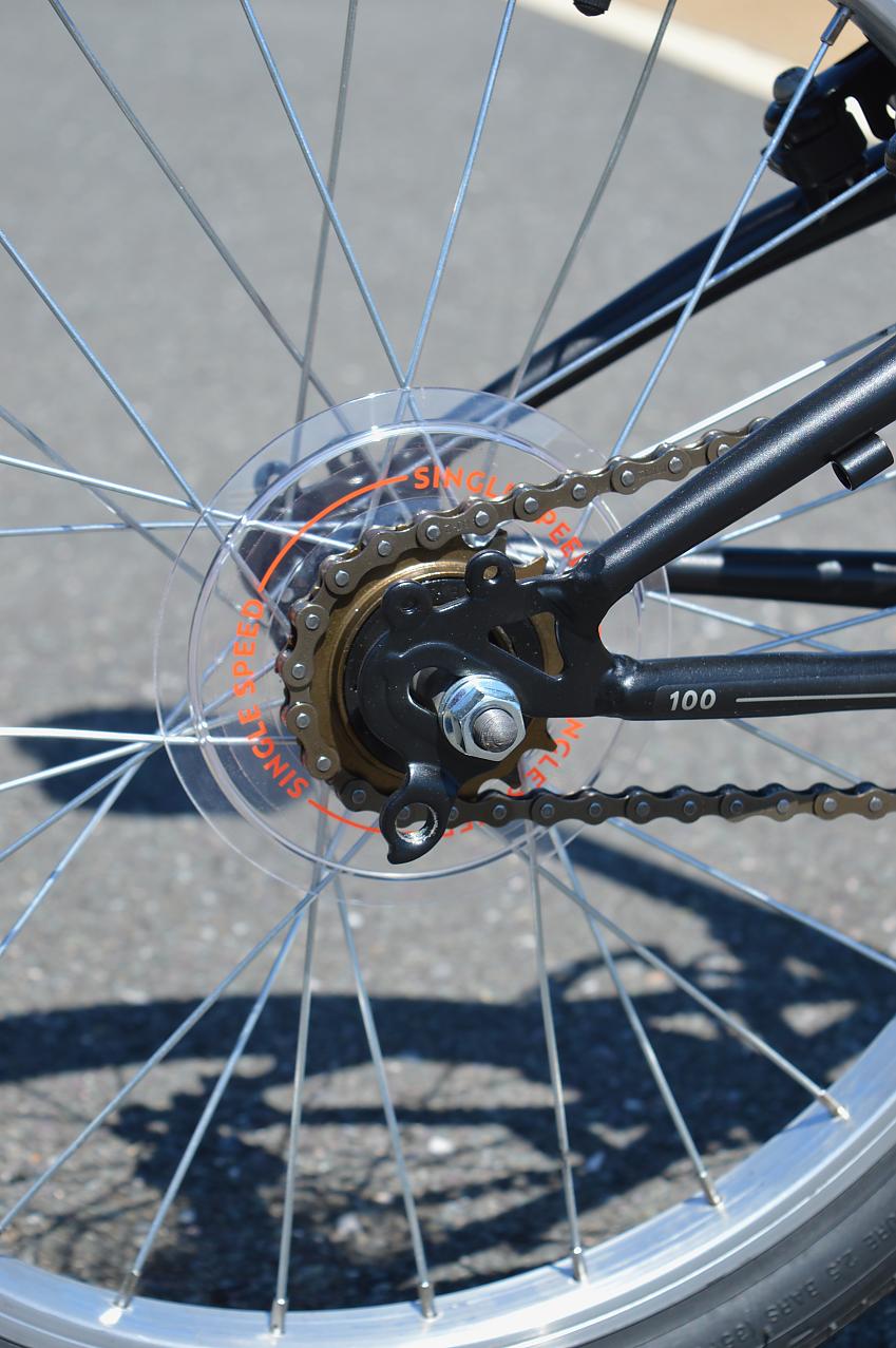 A close-up of the B'twin's singlespeed cassette