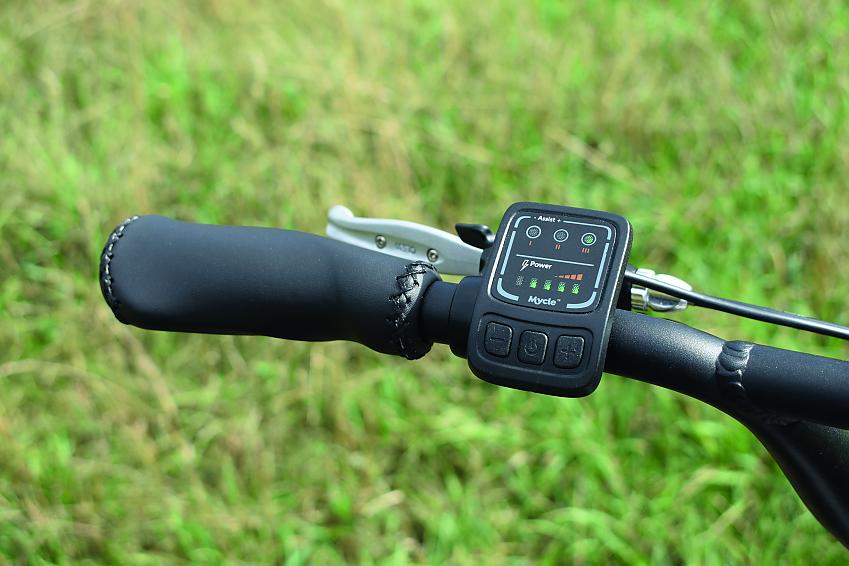 The controls of an e-cycle on a handlebar