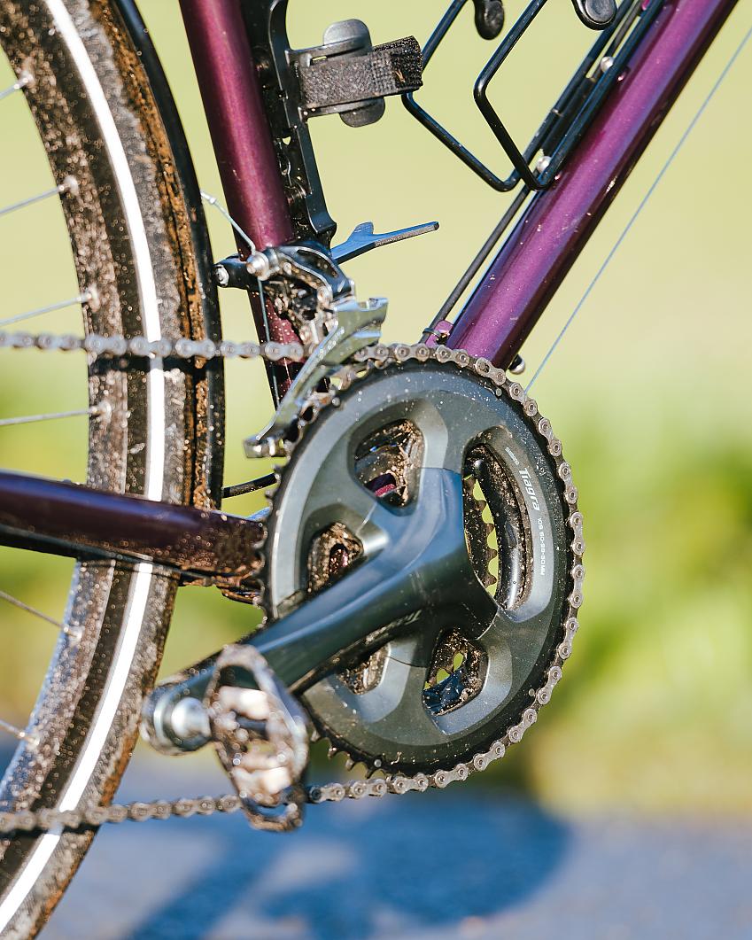 A close-up of the Genesis Tour de Fer 30's chainset, crank and pedal