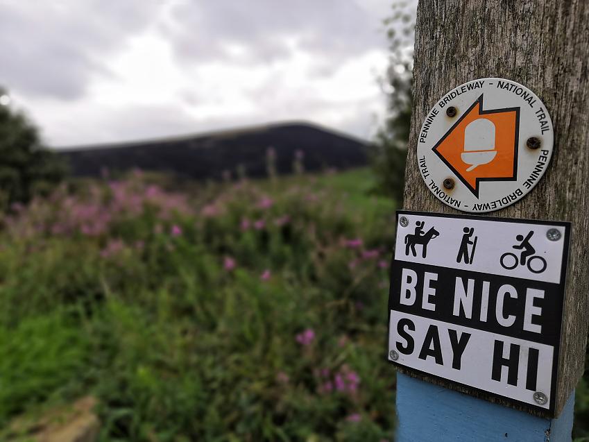 Be Nice, Say Hi sign in use on Pennine Bridleway