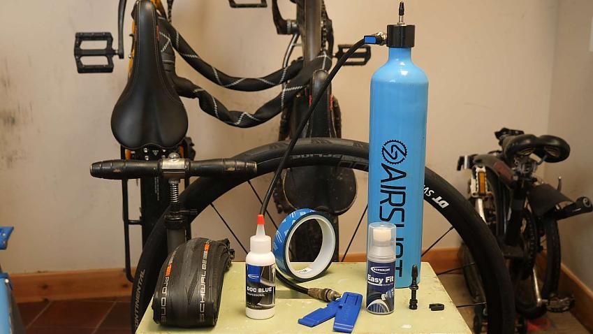 Kit for switching to tubeless tyres