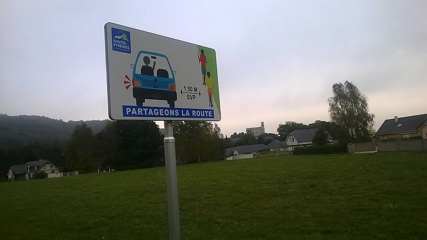 A sign in France asking that drivers and cyclists "share the road"
