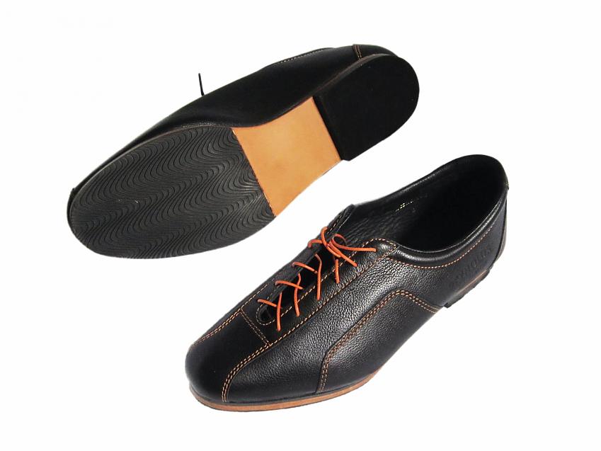 Reynolds Men’s Classic Road cycling shoes in black with orange laces. These look very much like casual men's shoes