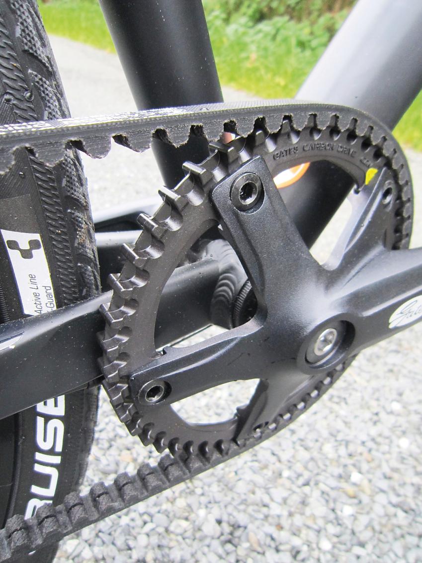 A close-up of the Cube Hyde's chain and chainset