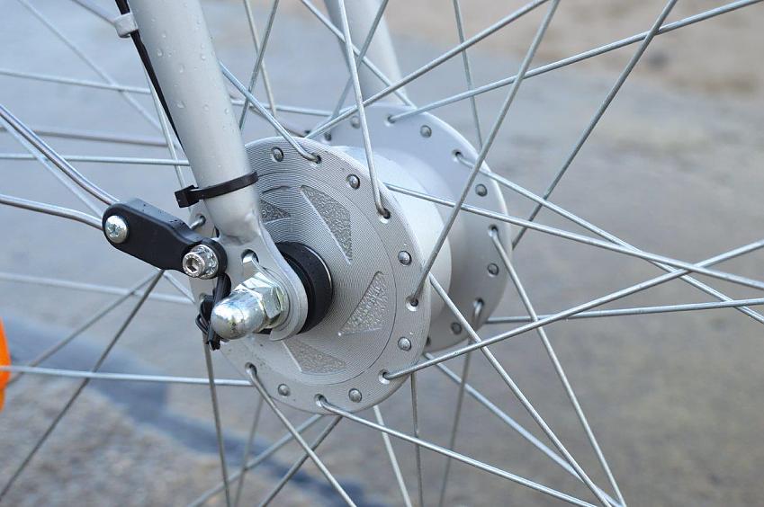 A close-up of the B'Twin Hoprider 300 City's front hub