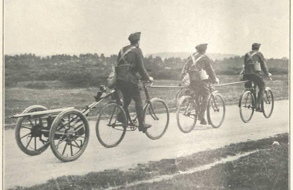 Cyclists drawing Maxim gun, courtesy of the MRC, Uni of Warwick